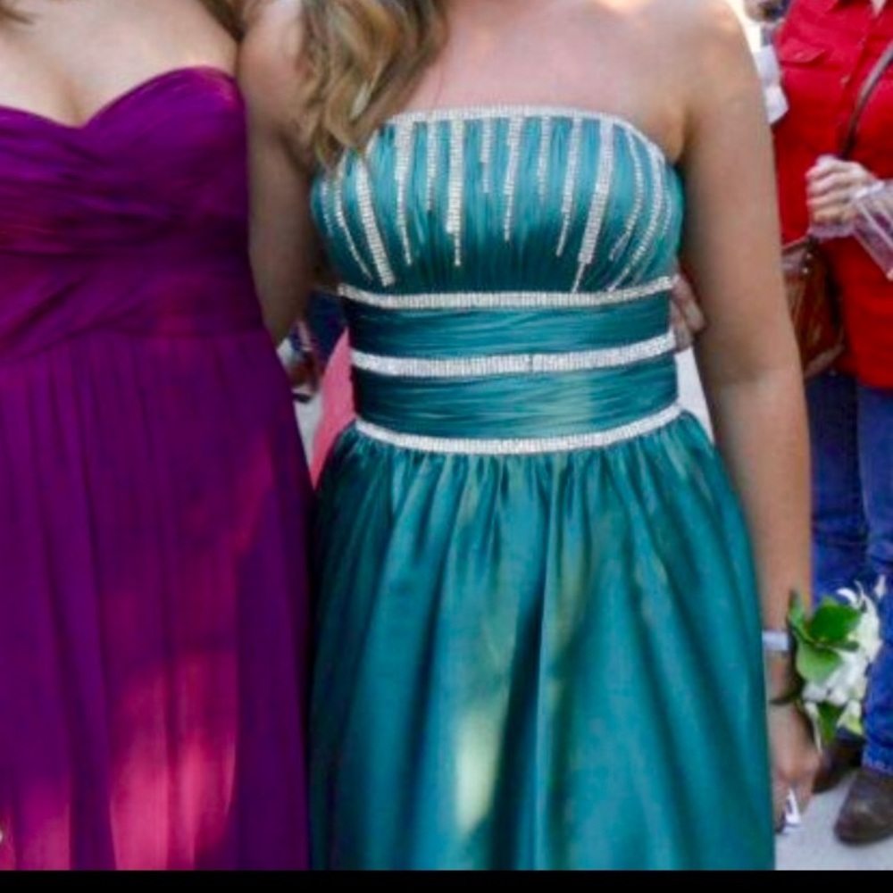 Emerald prom dress - Picture 3 of 5